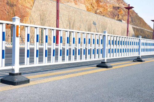 道路護(hù)欄的安裝注意細(xì)節(jié)是什么？樂(lè)意道路護(hù)欄