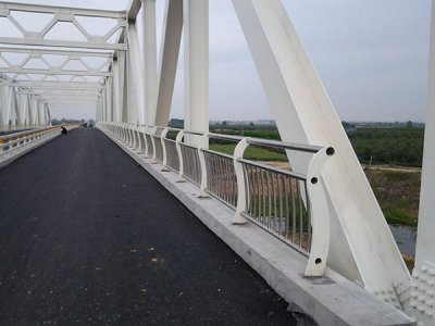 你不知道的是為什么道路上要裝置防撞護(hù)欄？